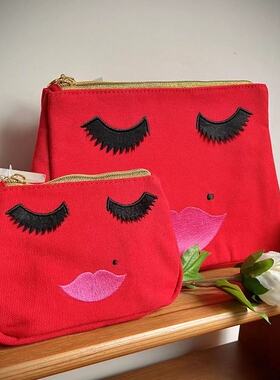 68包邮｜出口英国小众高端复古致敬梦露正红色睫毛刺绣收纳化妆包
