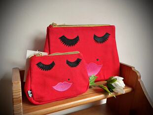 68包邮｜出口英国小众高端复古致敬梦露正红色睫毛刺绣收纳化妆包