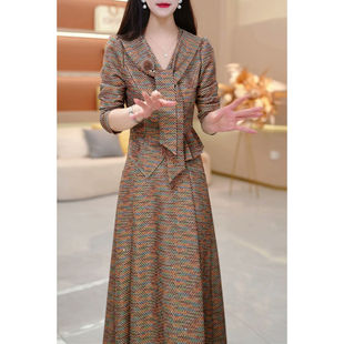 长袖高档V领两件套连衣裙女2026春秋新款妈妈修身时尚套装半身裙