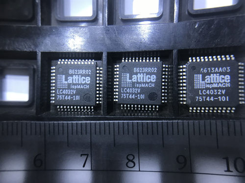 LC4032V-75T44-10I  LC4032V75T44-10I LC4032V 原装全新正品现货
