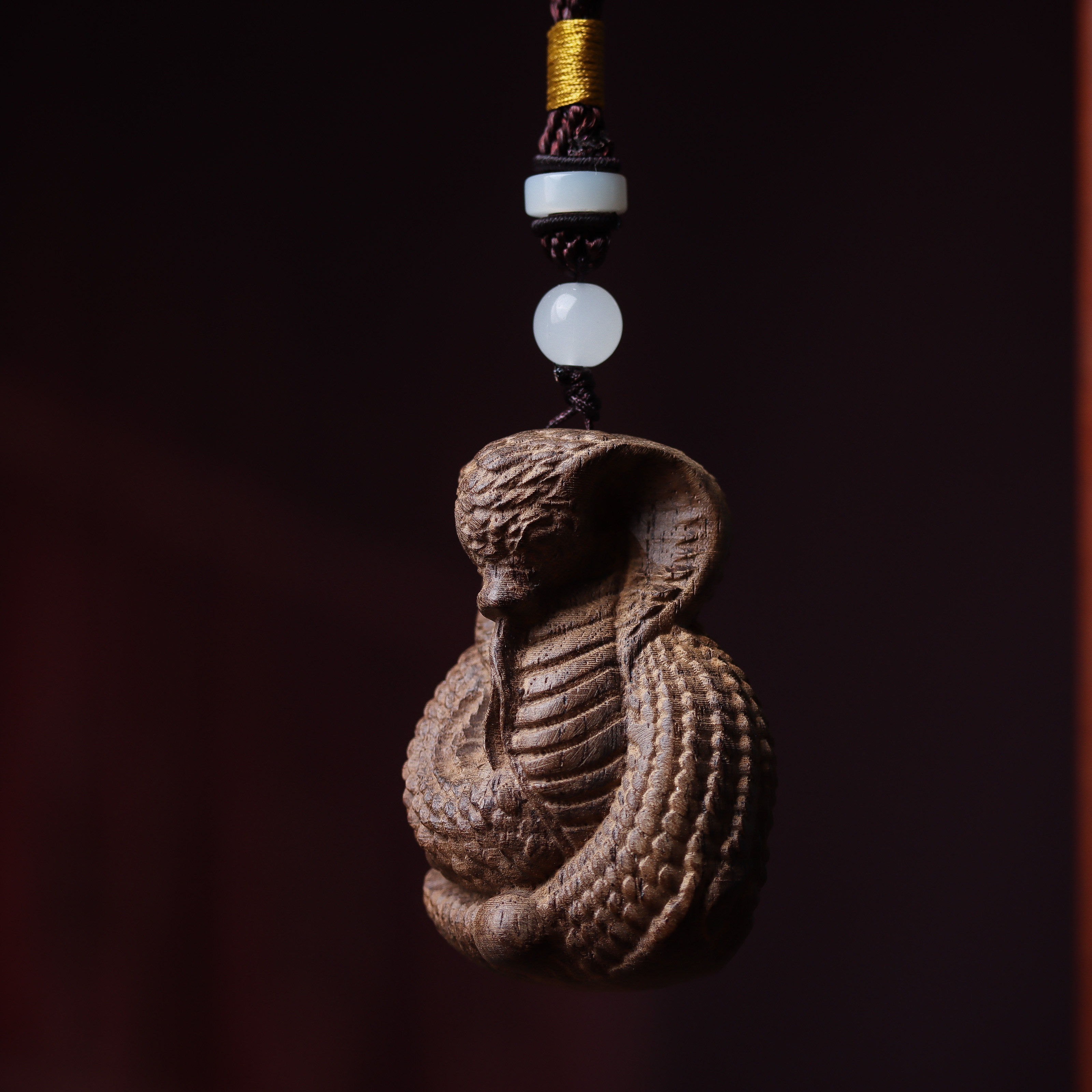 沉香木眼镜蛇王手把件生肖蛇汽车挂件实木雕刻桌面摆件盘玩件吊坠