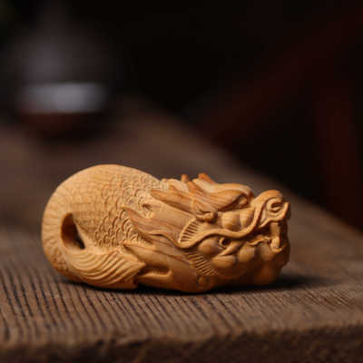 龙鱼崖柏木雕随身盘玩把玩摆件