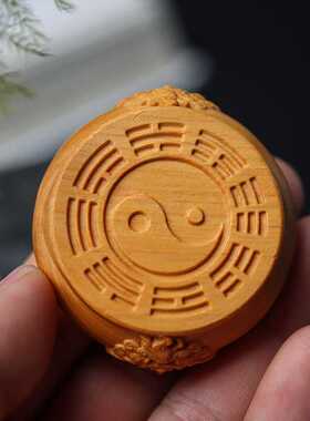 崖柏木雕刻国潮狮纹八卦底座手把玩件摆件实木茶杯垫高台垫八卦图