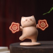 榉木手帕猫卡通摆件欢天喜地招财猫咪潮玩把玩可爱桌面摆件装 饰品