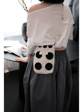 气质黑白波点元素时尚百搭女生可调节肩带手机包大容量小众包包