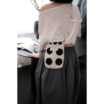 气质黑白波点元素时尚百搭手机包