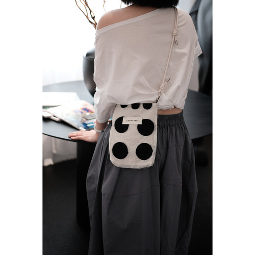 气质黑白波点元素时尚百搭手机包