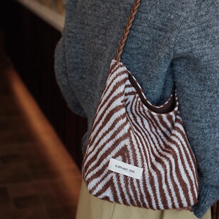 小众气质美拉德棕斑马纹女生小众单肩包帆布hobo水桶包大容量包包