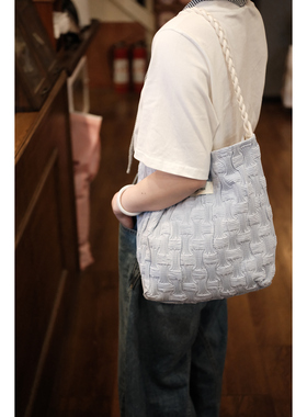 春夏气质浅蓝色重工褶皱百搭女生单肩包帆布大hobo水桶包