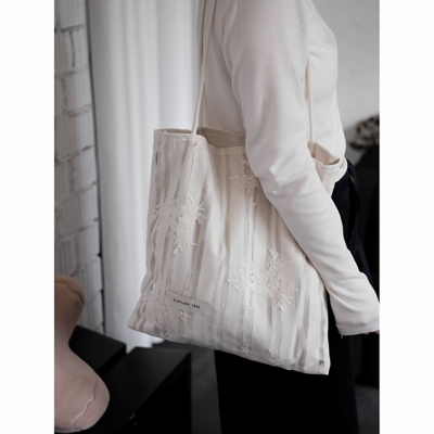 白条纹刺绣花朵大容量帆布单肩包