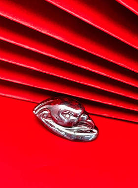 天然辰砂万山朱砂原矿雕刻件鹤头通透男女款