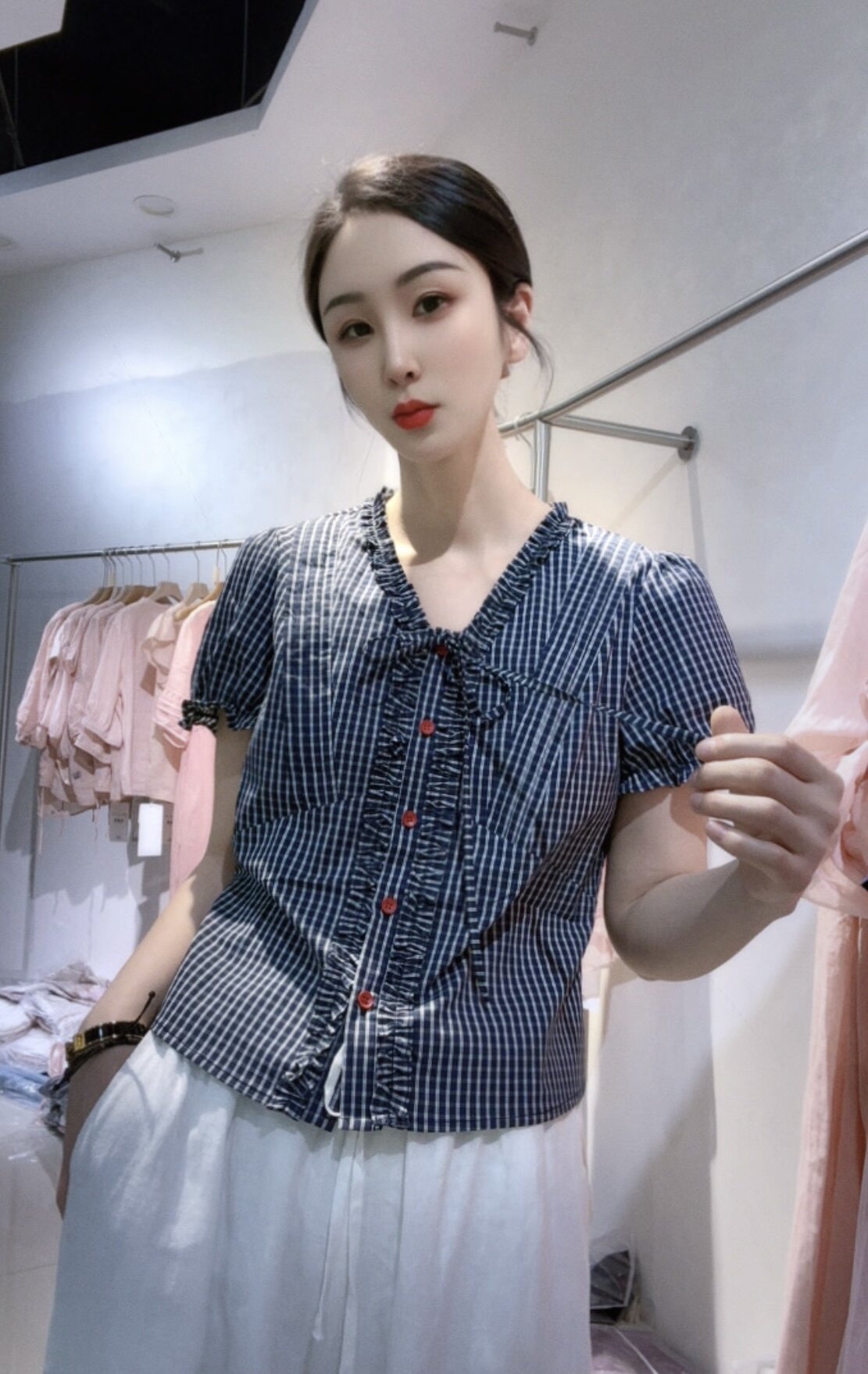 2026女夏短款系带收腰蓝色格子衬衫新款木耳V领宽松miu系穿搭衬衣