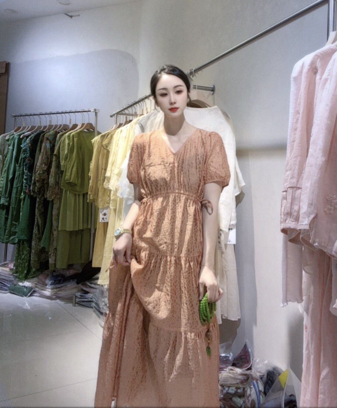 2026夏优雅法式V领连衣裙显瘦肌理感高端度假裙子女橘色联系长裙