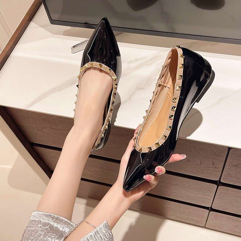 法式气质铆钉单鞋女2024秋新款浅口软底尖头小个子时尚通勤鞋