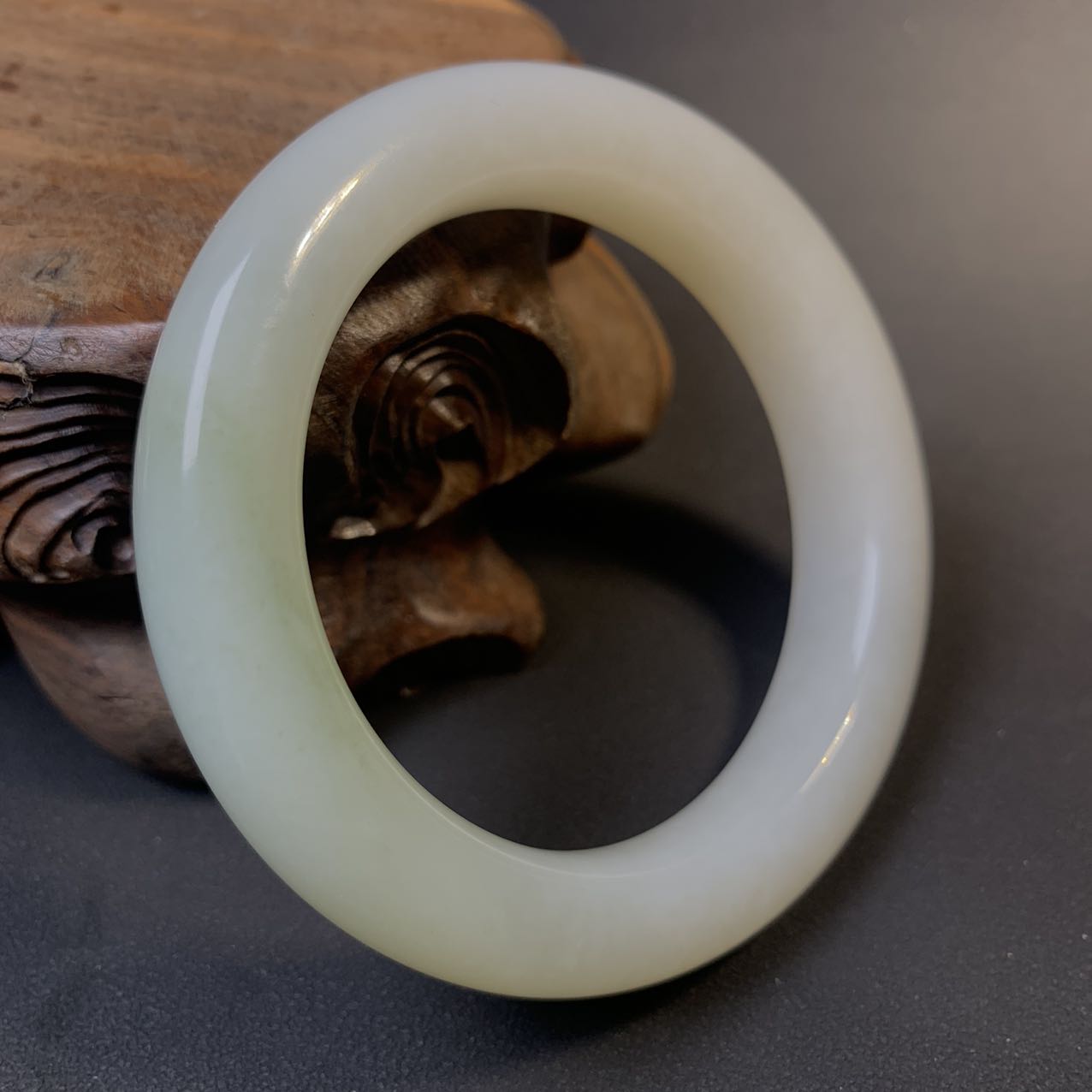 和田玉手镯女款羊脂白玉镯子带翠色俄巴沙老料配证书