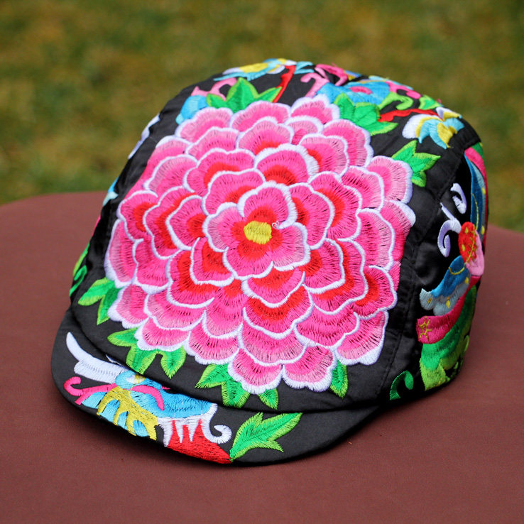 云南民族风帽子绣花鸭舌帽女士杨丽萍帽休闲出游拍照满顶刺绣帽子