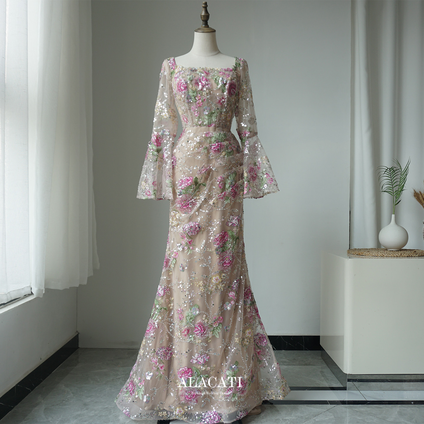 Alacati 绣花重工喇叭袖长袖鱼尾晚礼服敬酒服年会演出晚宴口欧美