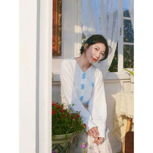 真大鱼大小码 原创V领衬衣显瘦高质感春日穿搭花朵上衣女 汀兰