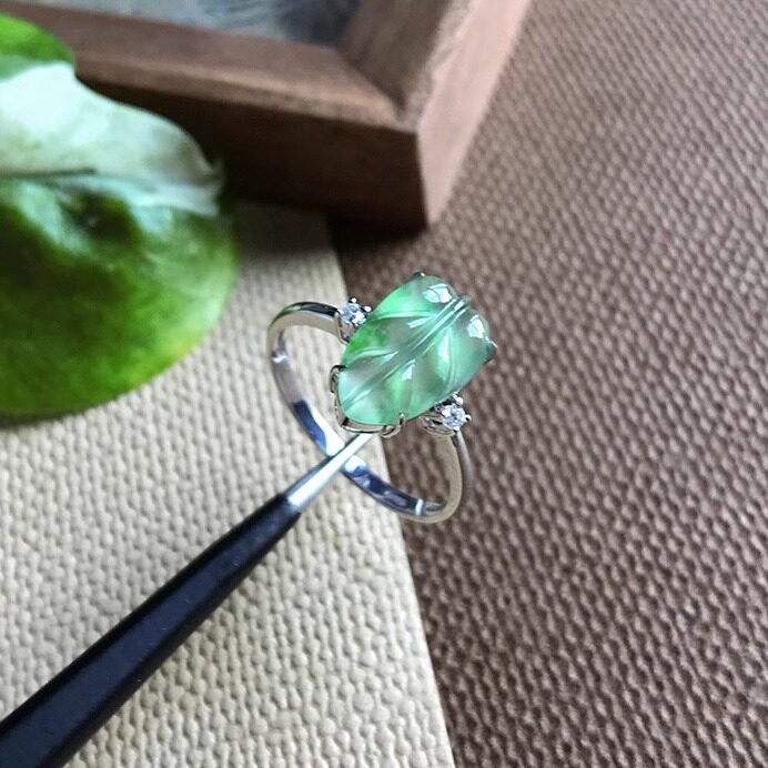 缅甸老坑A货翡翠戒指冰种飘阳绿