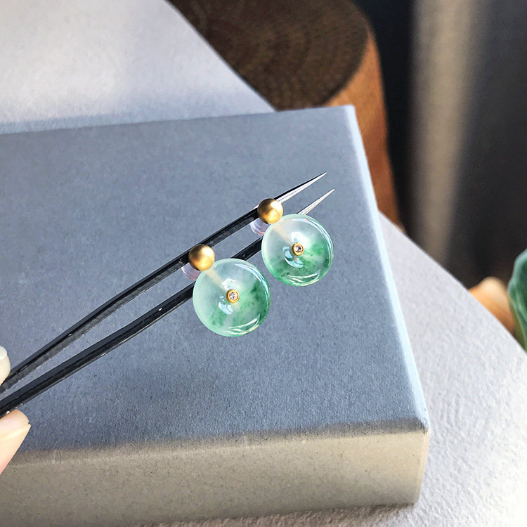 自然光实拍缅甸老坑A货翡翠耳钉冰种飘绿花小平安扣18k金耳环证书