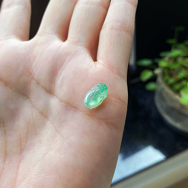 迷你小貔貅冰透飘绿起光裸石缅甸天然老坑A货翡翠冰种阳绿色证书图片