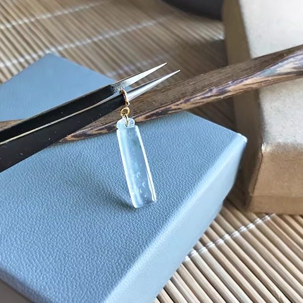 自然光实拍缅甸老坑A货无事牌挂件小长条白冰种玻璃种18k吊坠翡翠