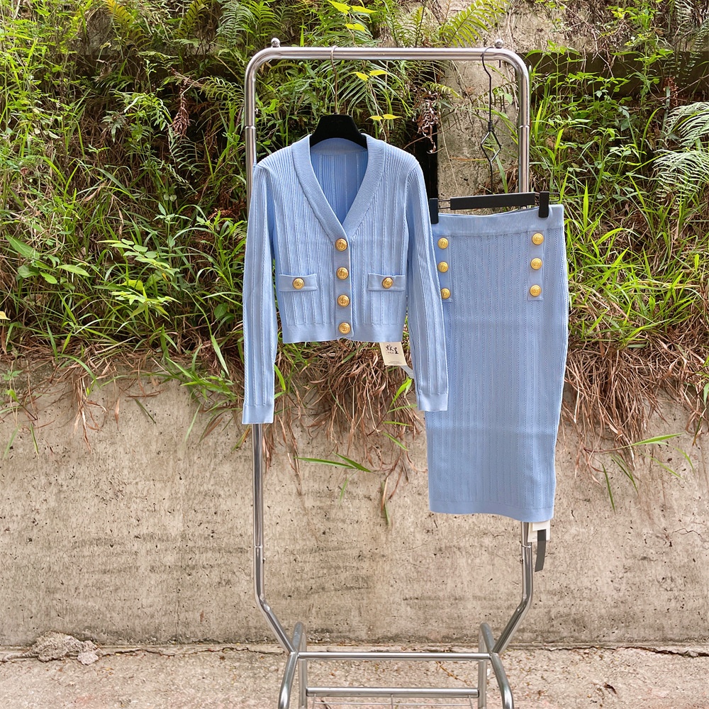 2025年新款短外套高级感早秋冰曲纱经典金扣垫肩针织开衫半裙套装