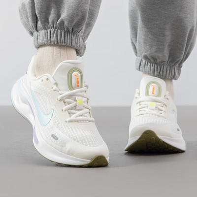 耐克女鞋运动休闲舒适缓震跑步鞋