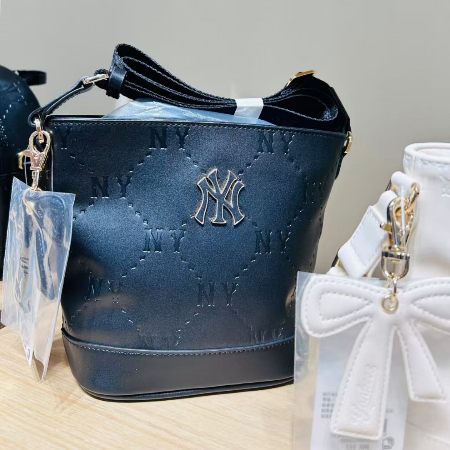 26新款MLB儿童斜挎包男女NY老花水桶包运动包休闲单肩包7ACRM066N