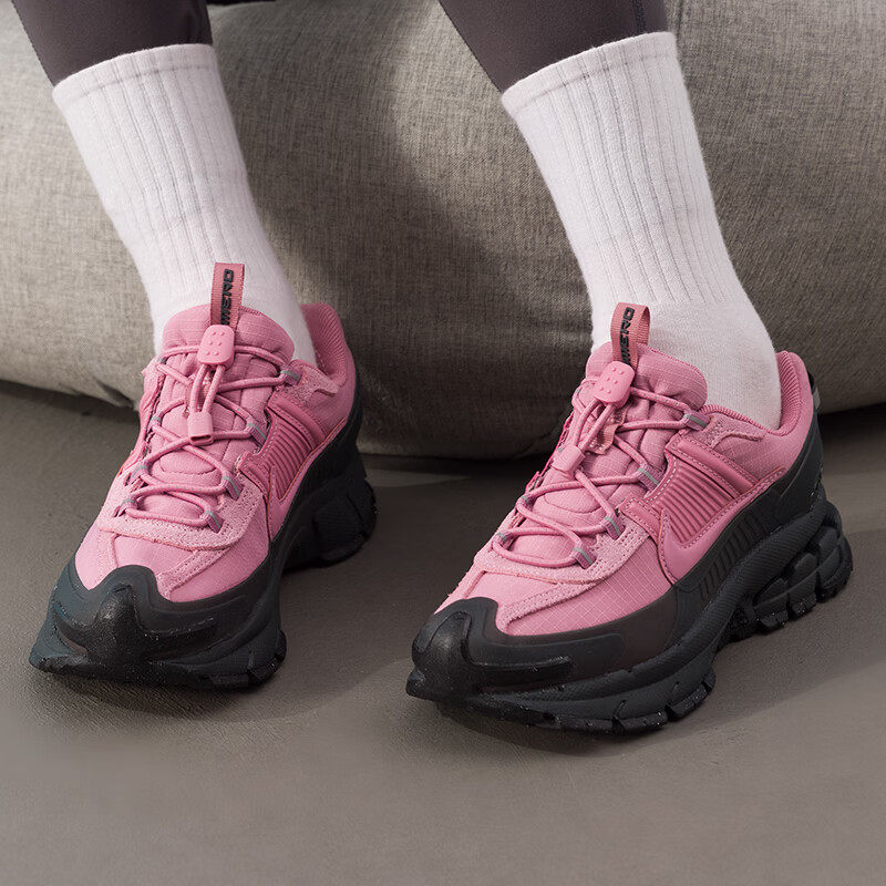 NIKE耐克迈柔轻户外版女子冬季款轻便运动鞋VOMERO ROAM HQ2181