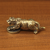 中式 复古黄铜招财进宝老虎桌面小摆件踏钱虎铜钱生肖手玩件装 饰品