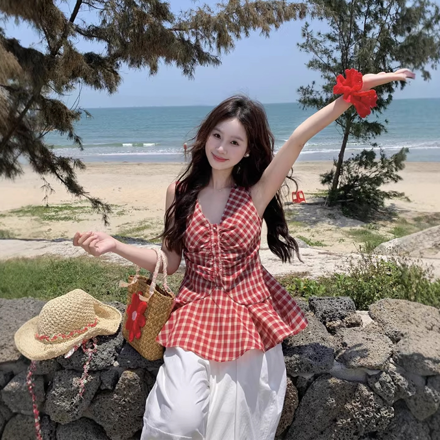 法式小资漂亮无袖上衣女夏云南出游明媚穿搭收腰红色格子v领衬衫