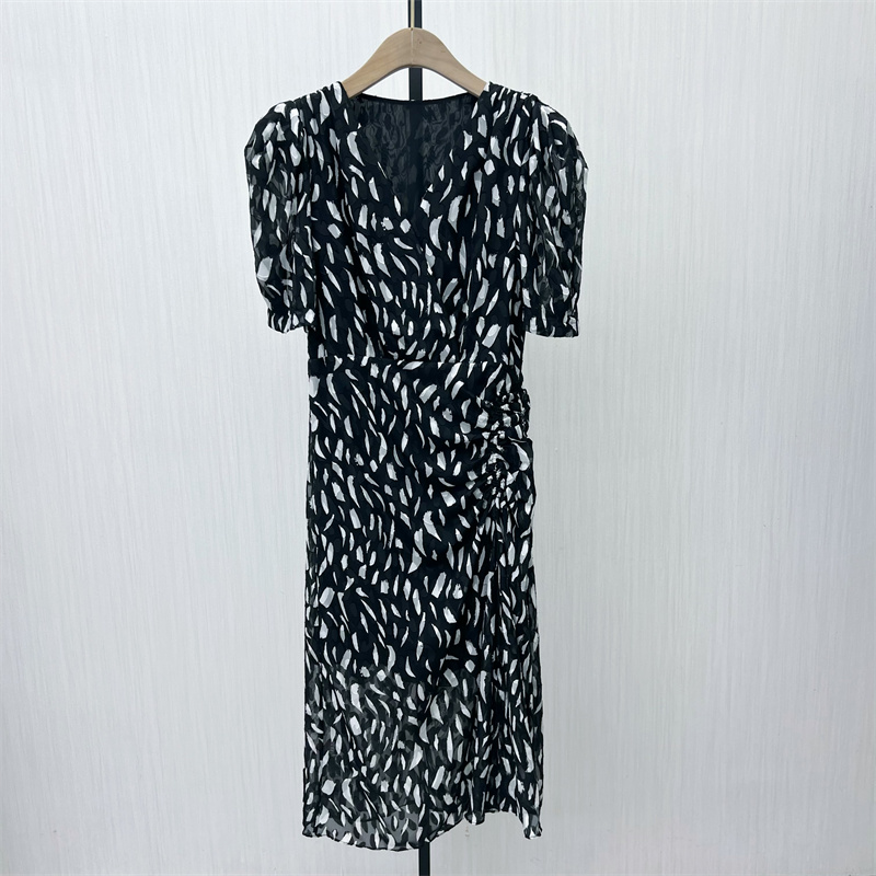 乂●2025夏季新品 法式v领连衣裙女气质显瘦小清新a字茶歇裙1962