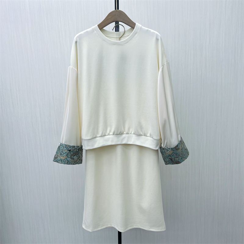 芭●2025秋季新品 新中式套装女圆领套头卫衣直筒半身裙两件套027