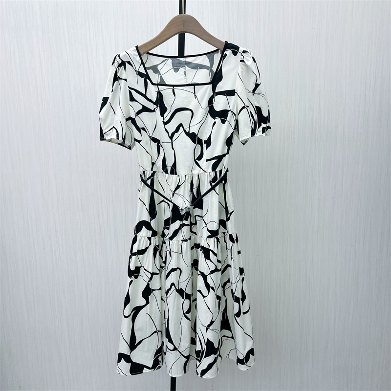 香●2025夏季新品 法式方领连衣裙女气质显瘦小清新a字茶歇裙2402