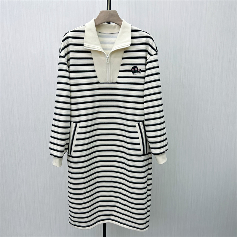 C●2025冬季新品 条纹卫衣连衣裙女中长款休闲宽松加绒裙子7250