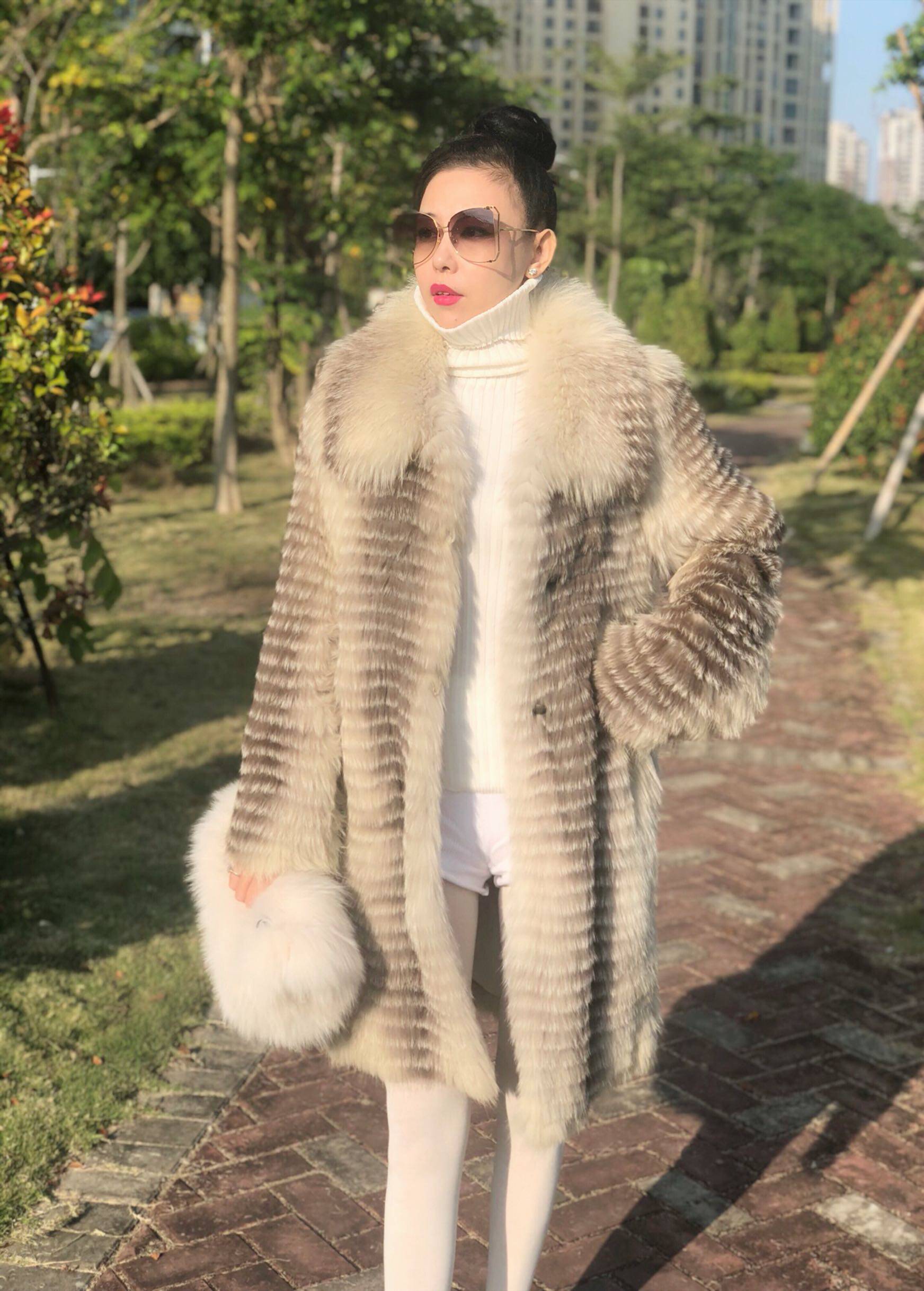 售完vivian欧货整皮稀有天然灰白十字狐重工车条款长款狐狸皮草