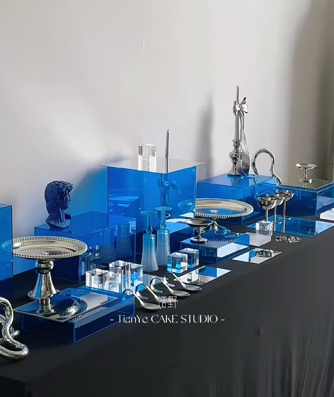 可因蓝甜品台展示架摆台摆件亚克力开业茶歇渐变彩色蓝色蛋糕架