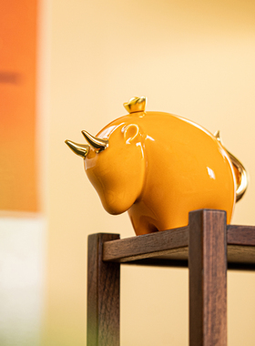 牛气冲天吉祥物陶瓷摆件