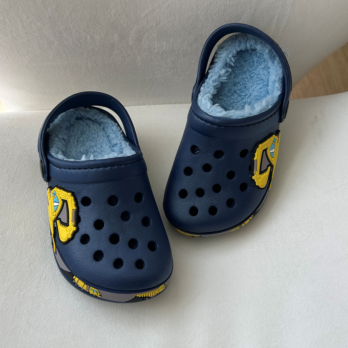 儿童挖掘机加绒洞洞鞋