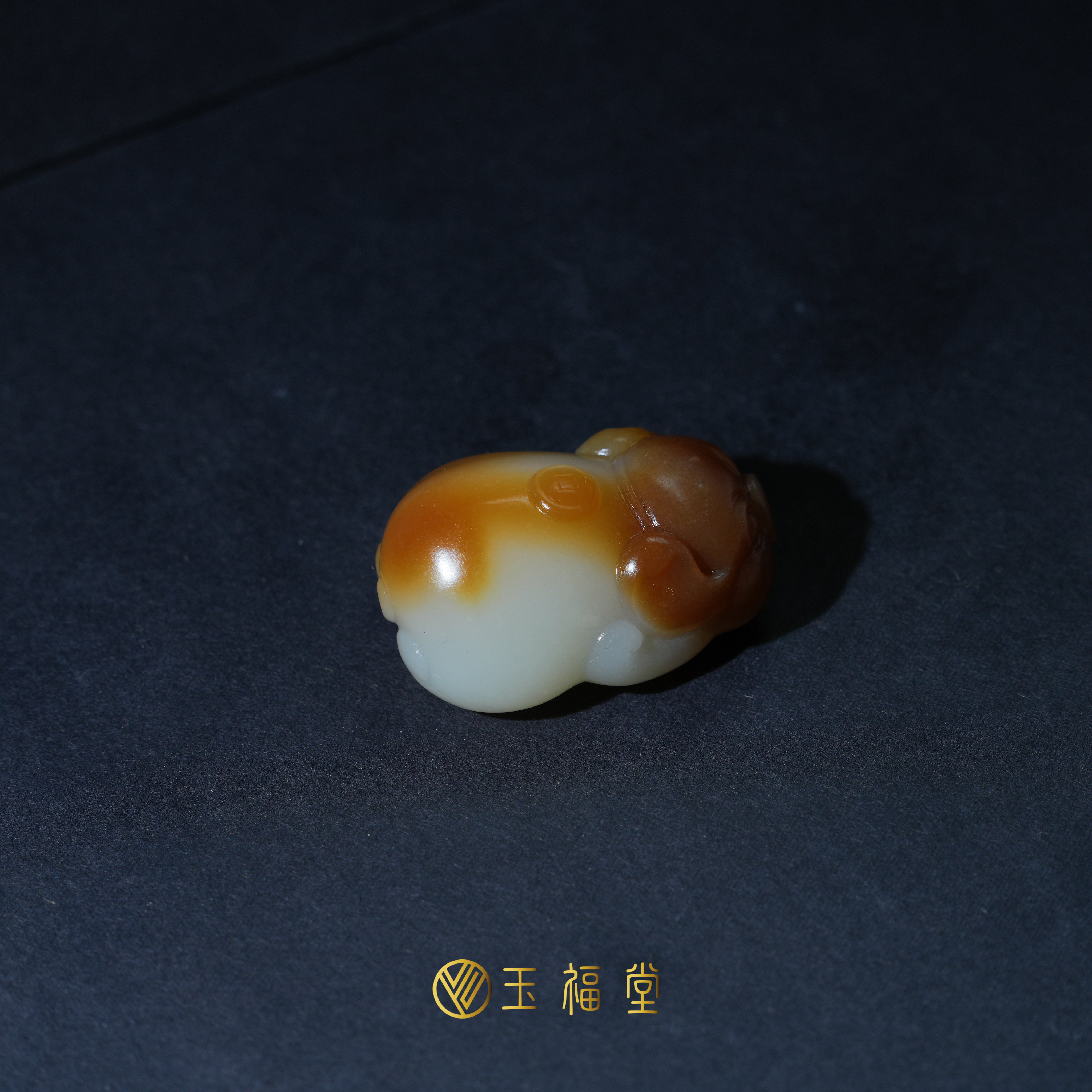 玉福堂 | 新疆和田玉且末料金山矿红糖挂件 | 招财猪玉坠43克