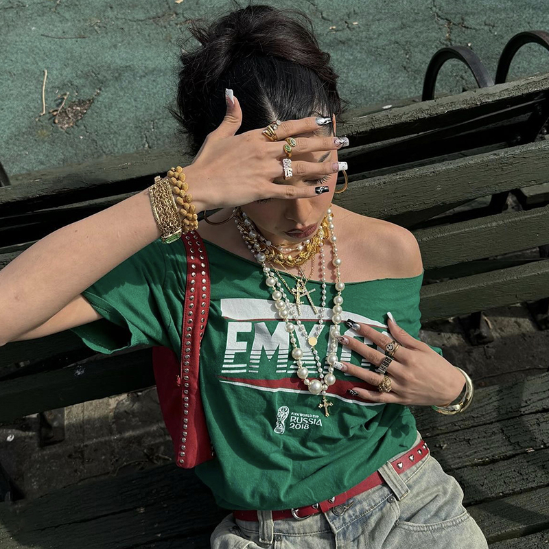 字母印花一字领露肩短袖T恤