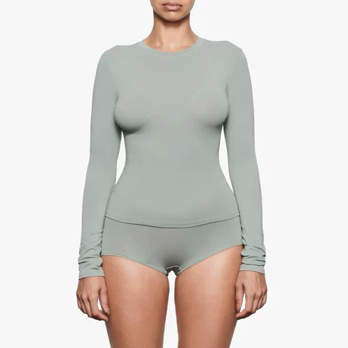 Скалы в куплере на купюре из хлопкового майки с длинным рукавом в теле