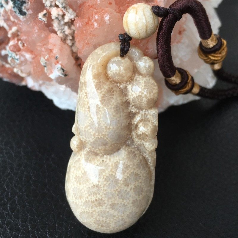 台湾珊瑚玉化石满花菊花玉葫芦吊坠玉化透光男女款复古雕刻挂件