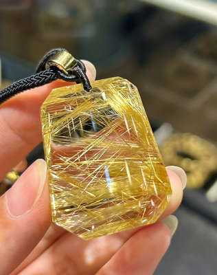 回收水晶钛晶平安无事牌吊坠白体干净颜色金黄38x31x11.8 25克