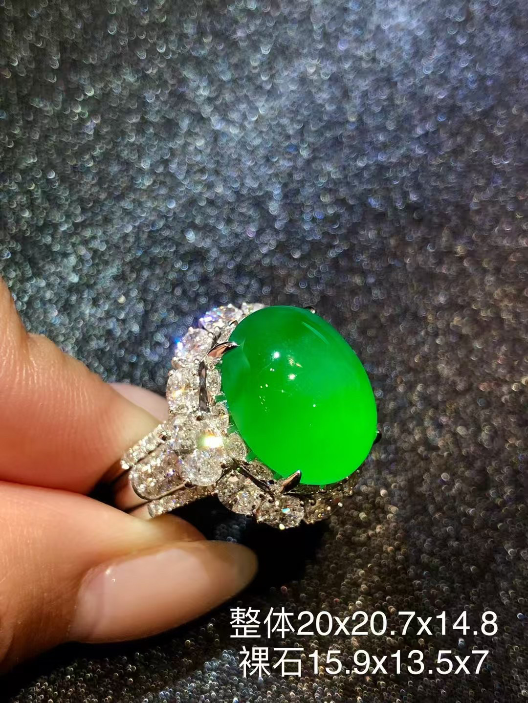 缅质量木纳阳绿翡翠鸽子蛋戒指 水头足，创新融合豪镶与简镶设计