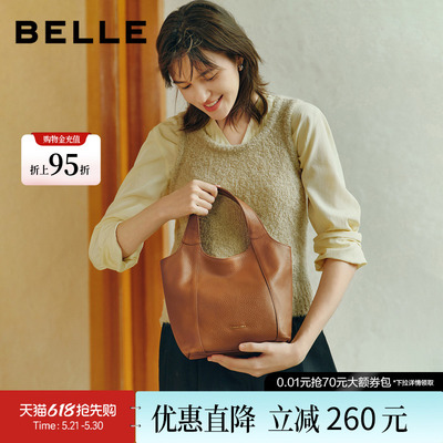 百丽女款慵懒牛皮斜挎水桶包