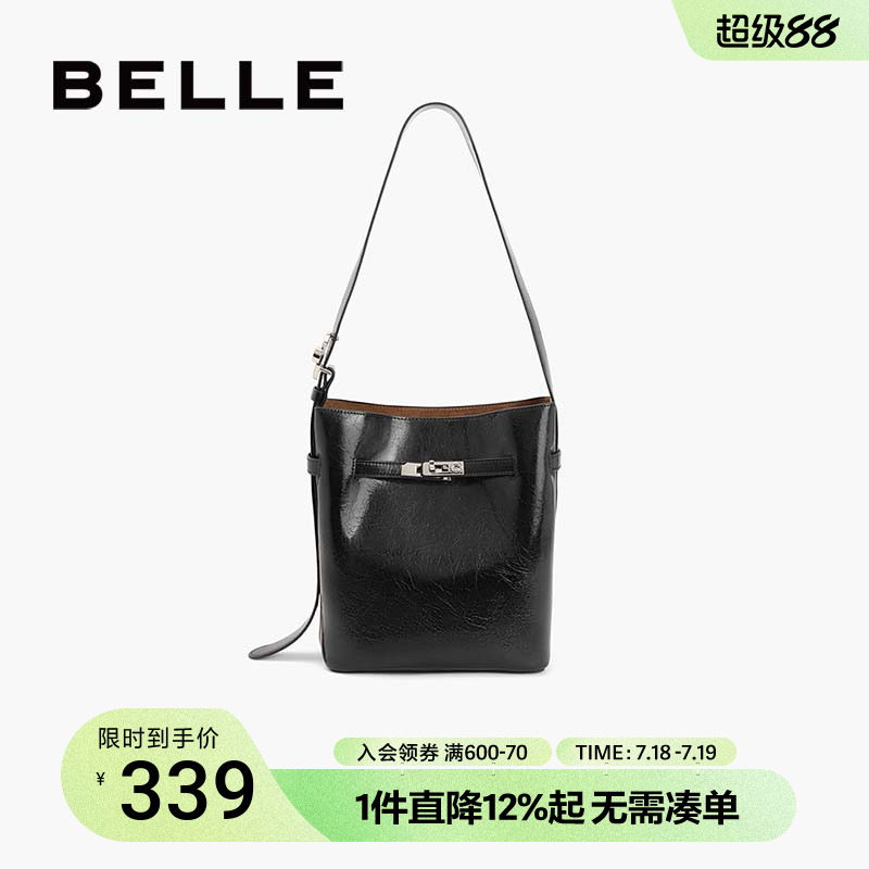 百丽包包女油蜡质感斜挎水桶包