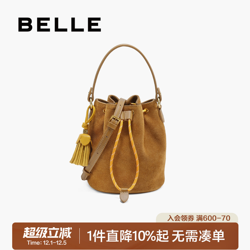 百丽2025商场同款绒面休闲水桶包