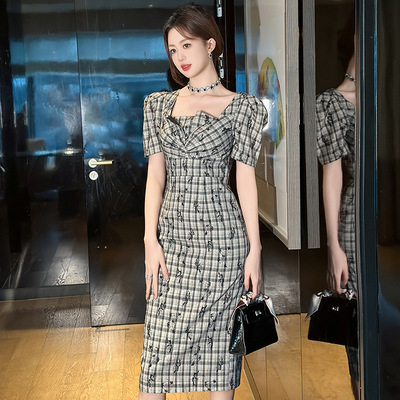 2025夏季新款女法式复古方领泡泡袖修身刺绣格纹包臀连衣裙21303
